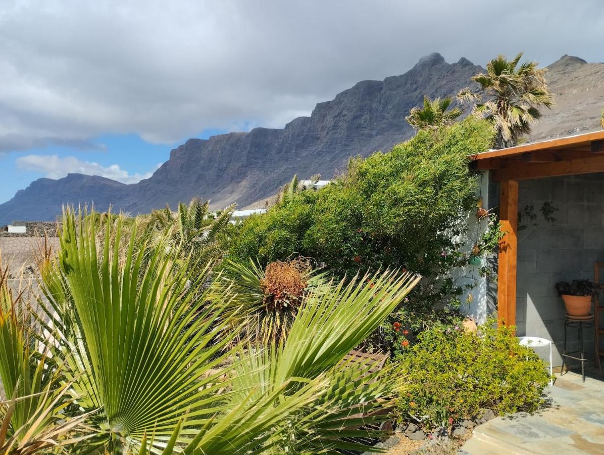 Beautiful Small Bungalow, Amazing Views And Garden Famara Eksteriør billede